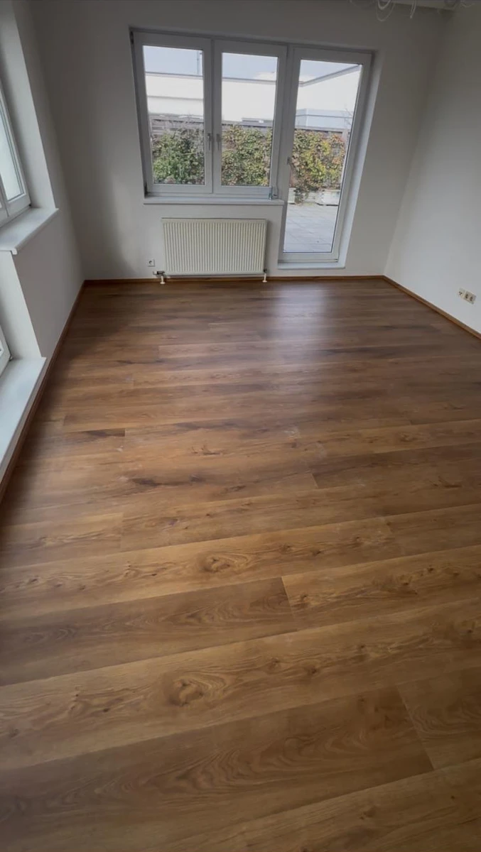 Vinyl Gutsdiele Kerneiche in einem neu gebauten Haus in Linz