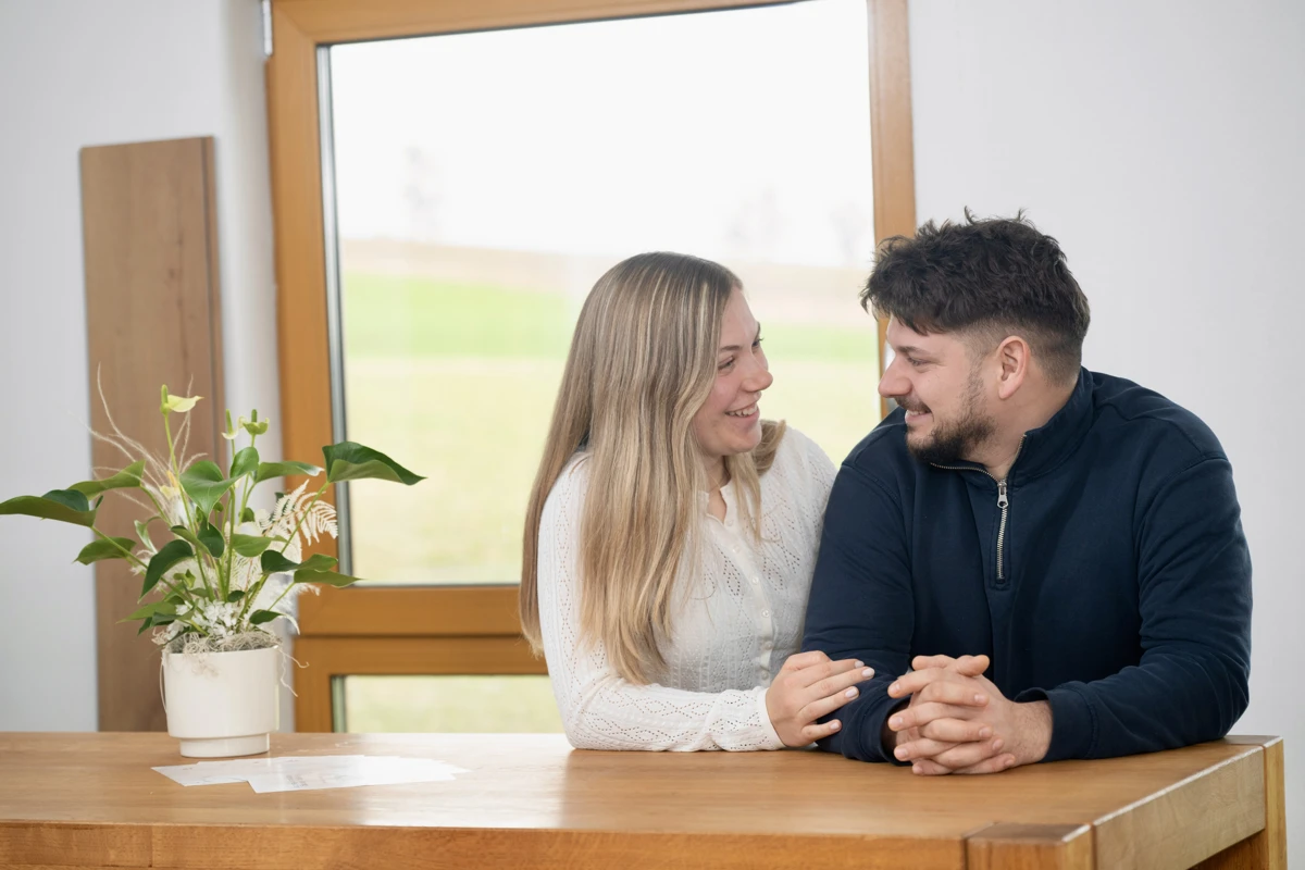 Lisa Hammer und Matthias Marjanovic von Alles in Sachen Böden gemeinsam am Tisch